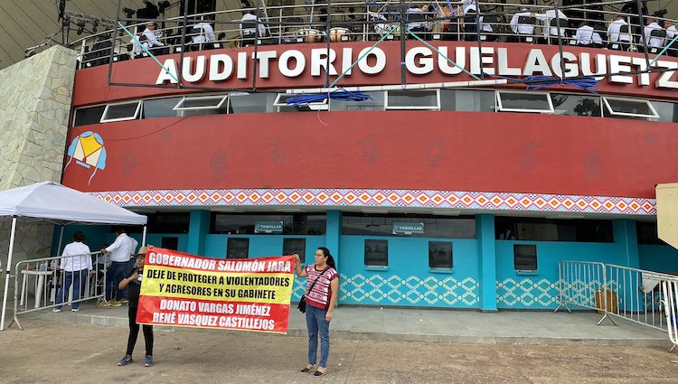 Otra protesta en la Guelaguetza: exigen a Jara cumplir su palabra; la empeñó hace un año