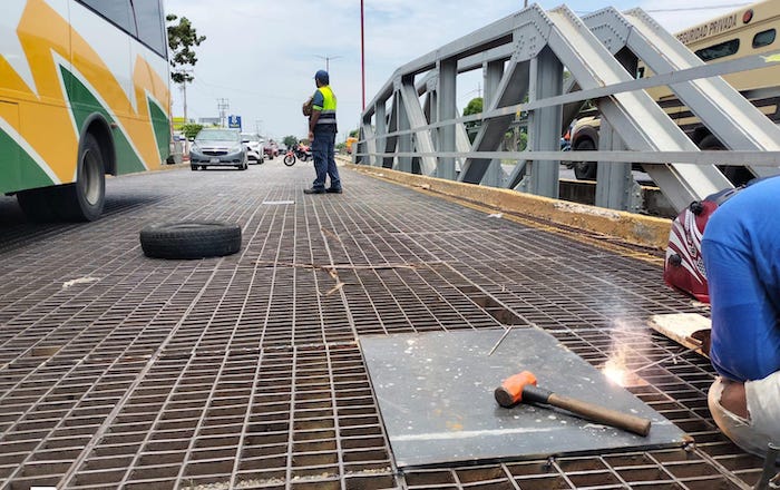 Gobierno de Juchitán repara desprendimiento de rejilla en puente de fierro