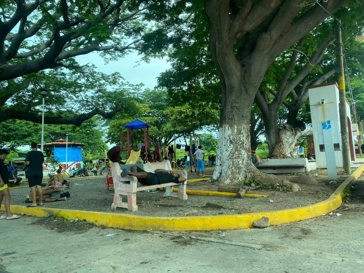 Migrantes usan parques como refugios en Juchitán, Oaxaca, ante desatención y desinterés de autoridades