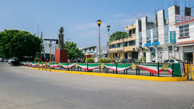 Gobierno de Juchitán mejora imagen urbana en accesos de la ciudad