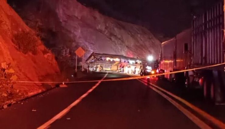 Realiza FGEO trabajos periciales por accidente en la Oaxaca-Cuacnopalan; fallecen cuatro personas