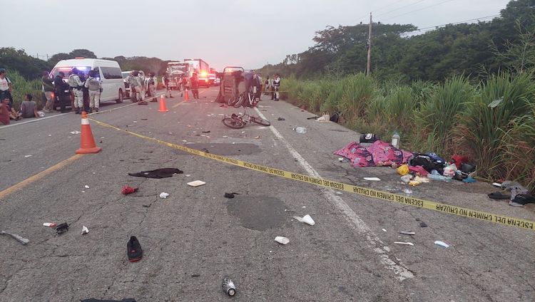 En Oaxaca, automovilista arrolla Caravana de Migrantes; mueren tres