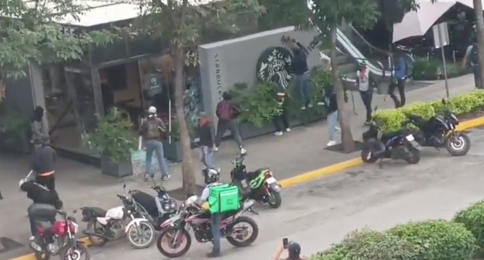 Iracundos normalistas vandalizan negocios en la capital de Oaxaca