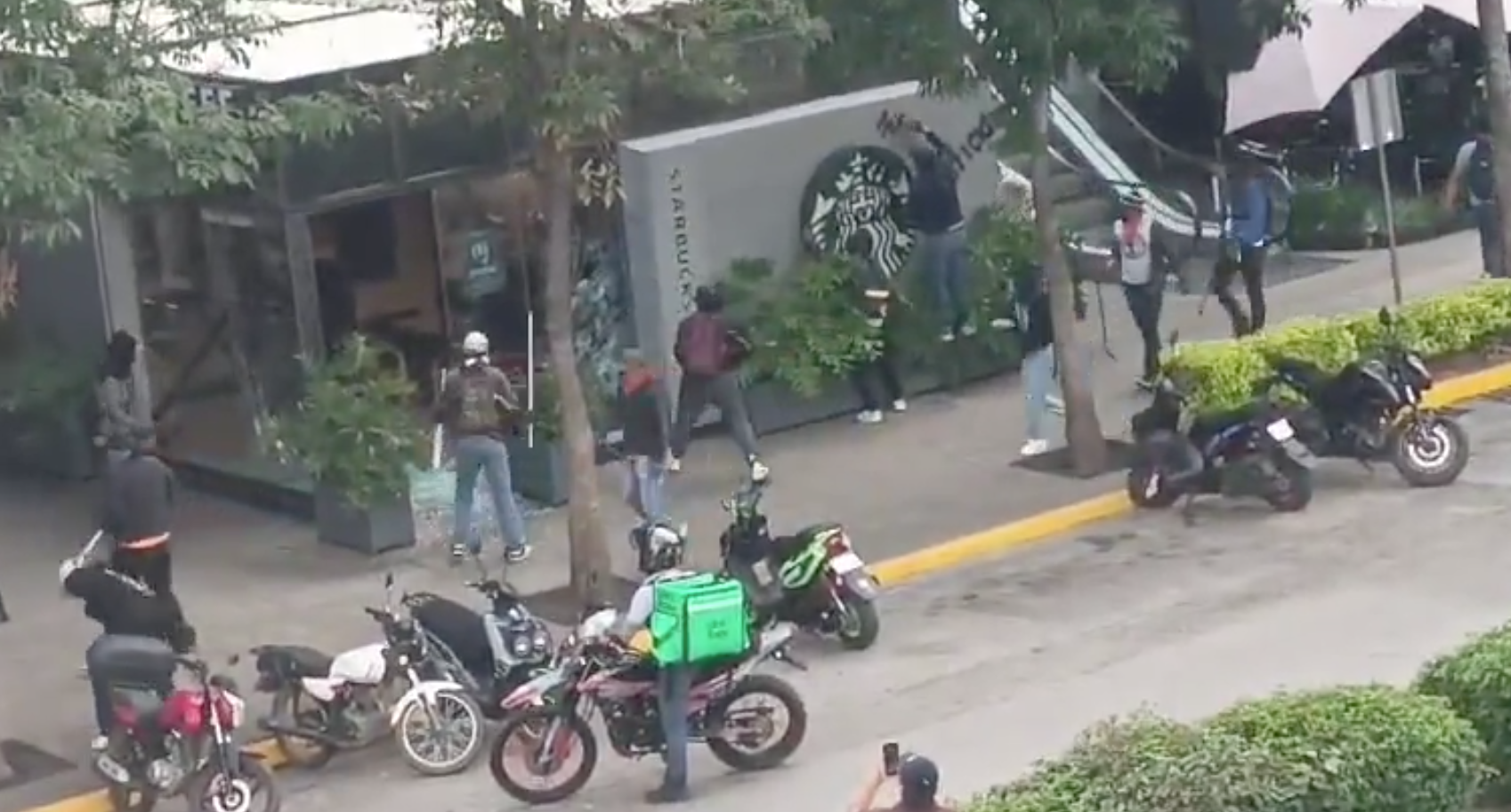 Iracundos normalistas vandalizan negocios en la capital de Oaxaca