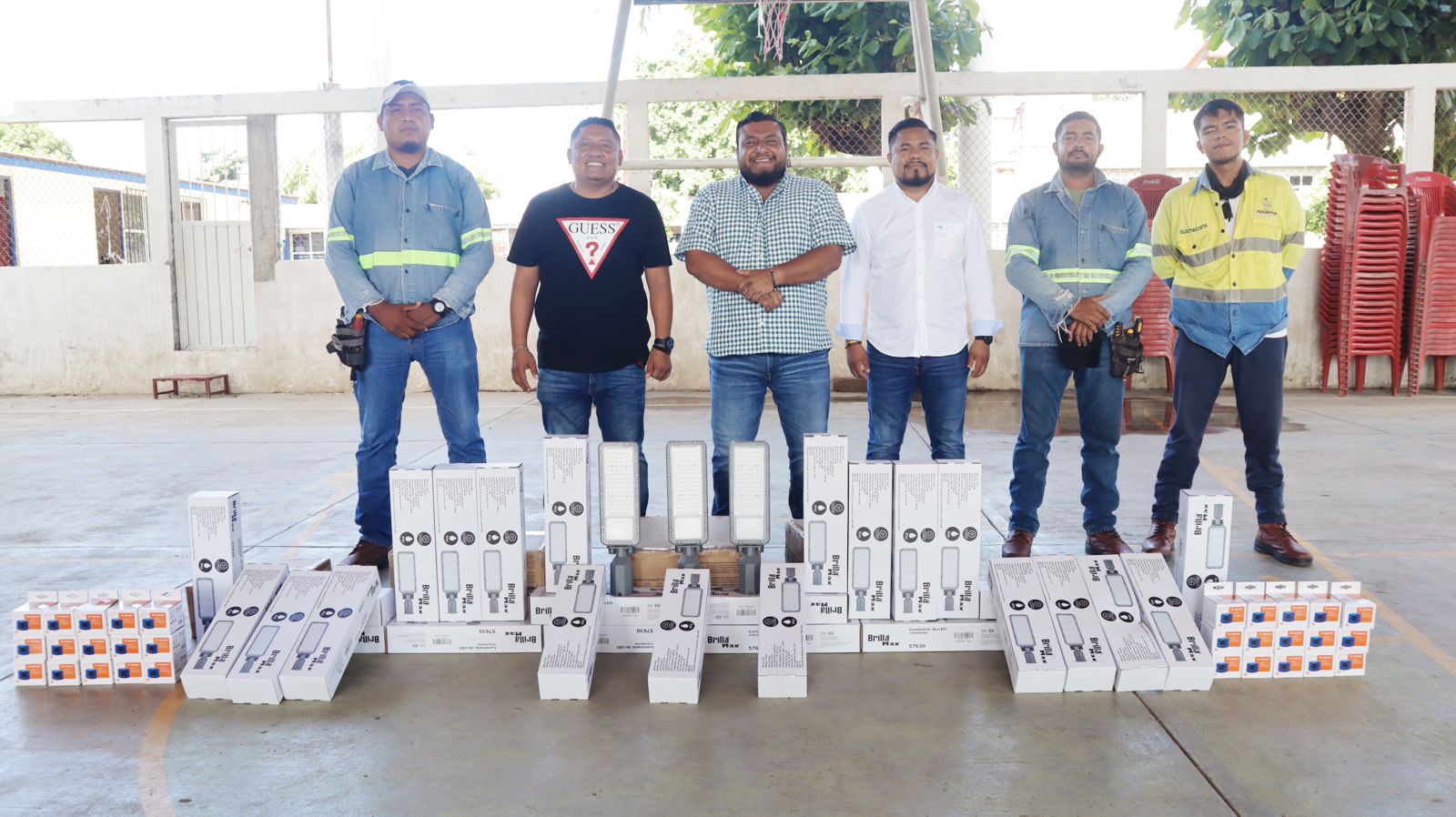 INICIA MIGUEL QUETU REHABILITACIÓN DE ALUMBRADO PÚBLICO EN CHICAPA DE CASTRO