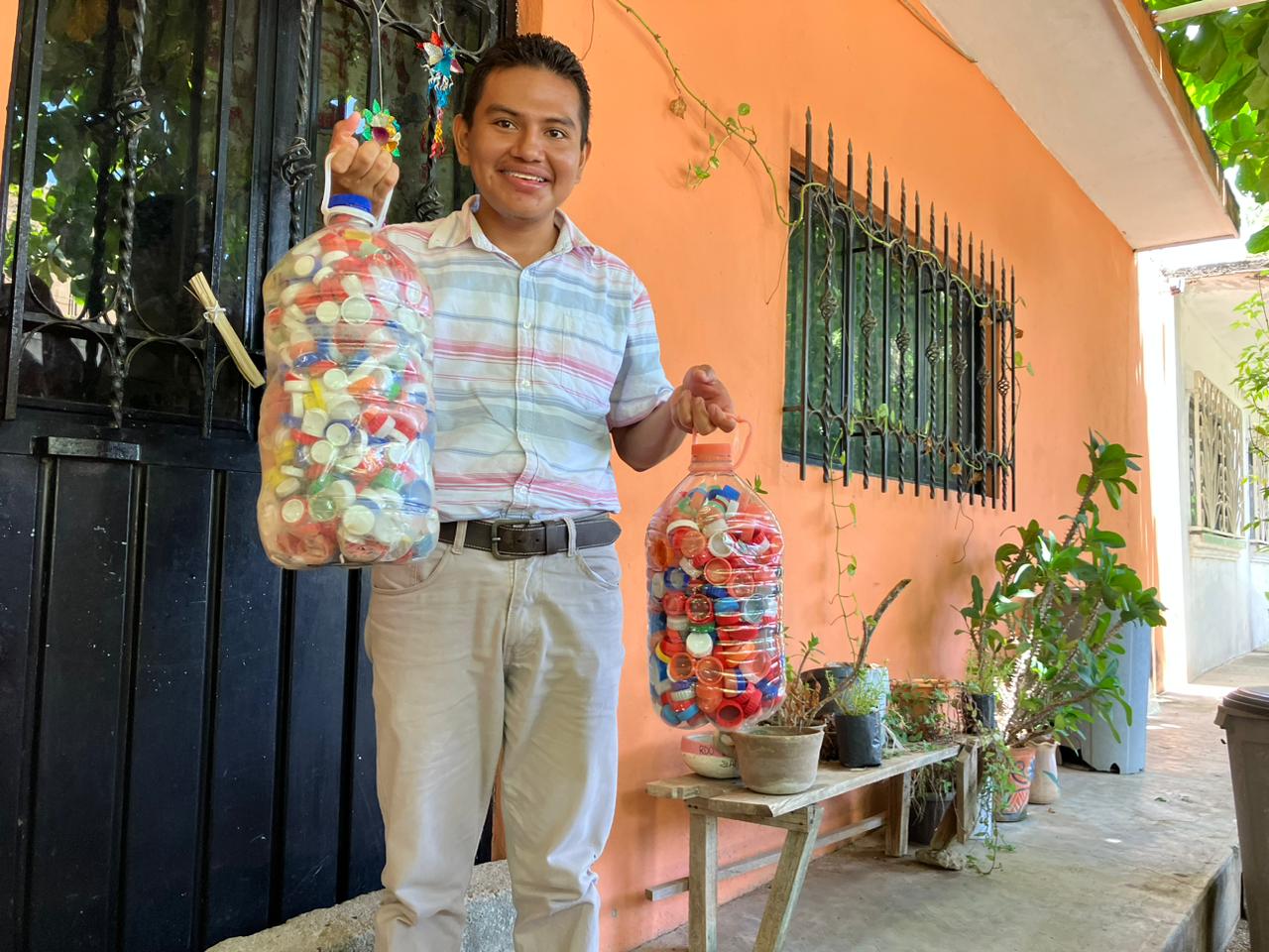 Luis Armando, el estudiante oaxaqueño que colecta 3 mil tapas de refresco al mes para salvar la vida de menores con cáncer