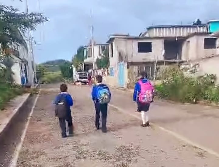 En la Mixteca, le niegan educación a tres infantes