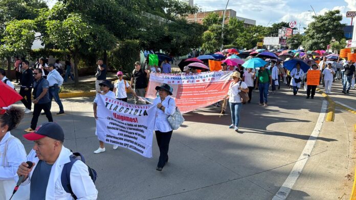 Con marcha, trabajadores de salud y de educación rechazan al IMSS Bienestar
