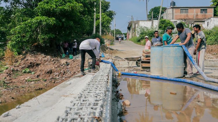 Reconstruye ayuntamiento juchiteco Puente Vado de la Primera Sección