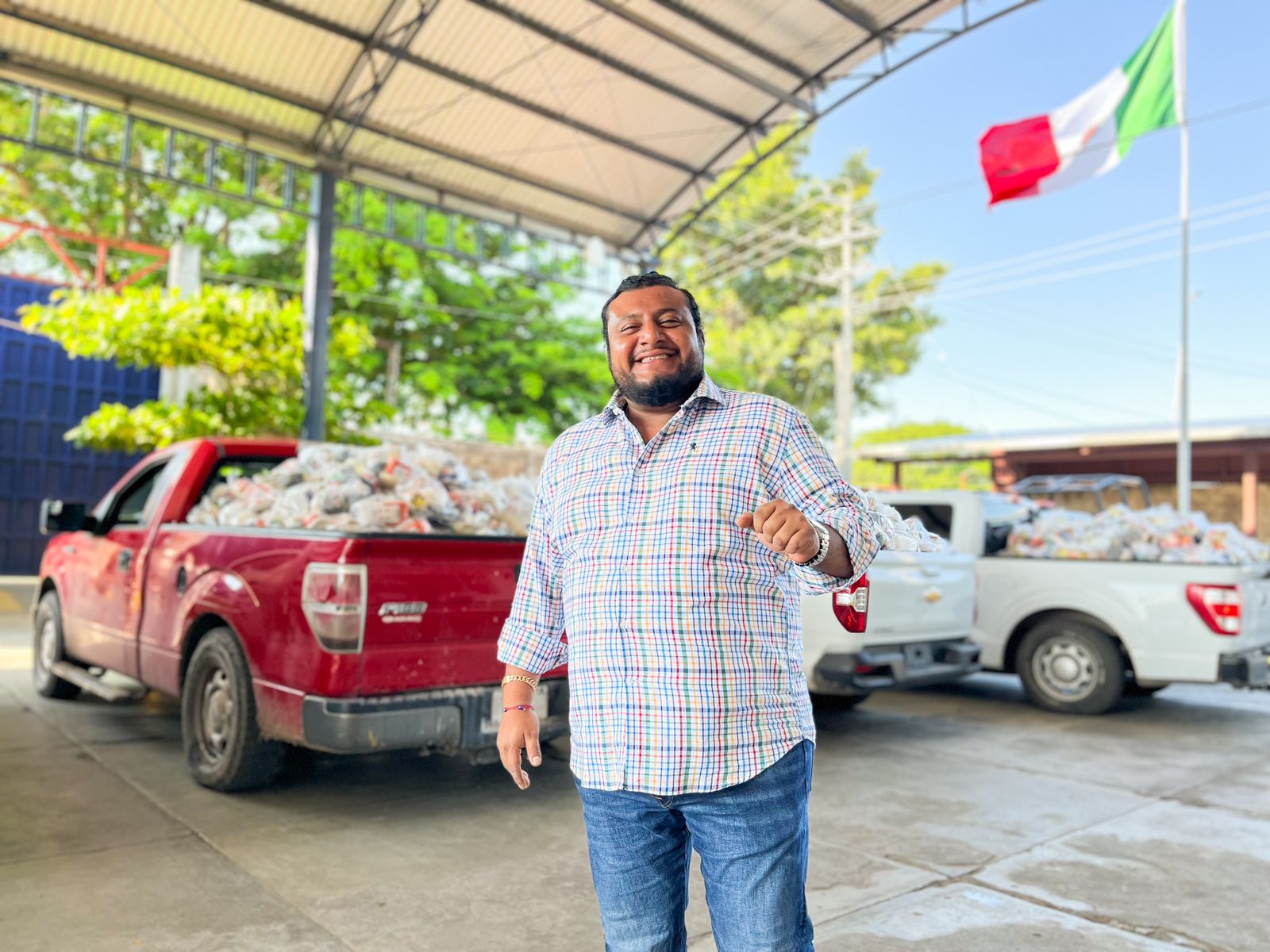 GOBIERNO DE JUCHITÁN ENTREGA APOYO ALIMENTARIO A AFECTADOS POR INUNDACIONES