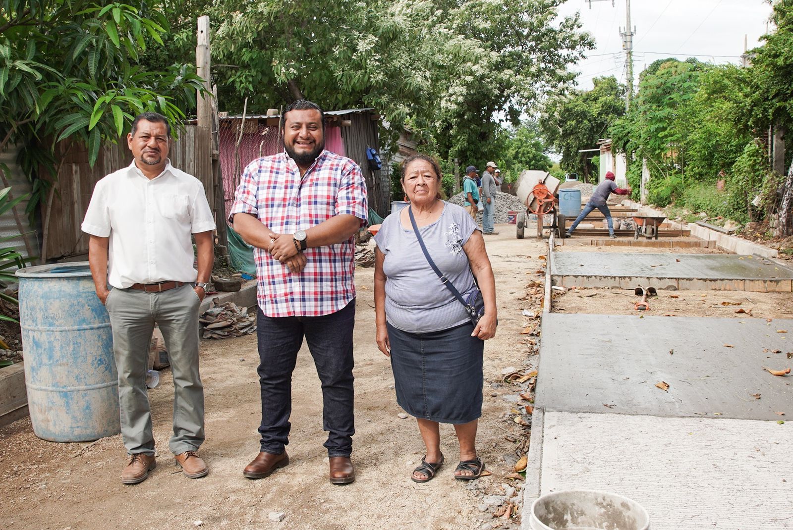 GOBIERNO DE JUCHITÁN TRANSFORMA ENTRADA DE COLONIA 5 DE ABRIL CON NUEVA PAVIMENTACIÓN