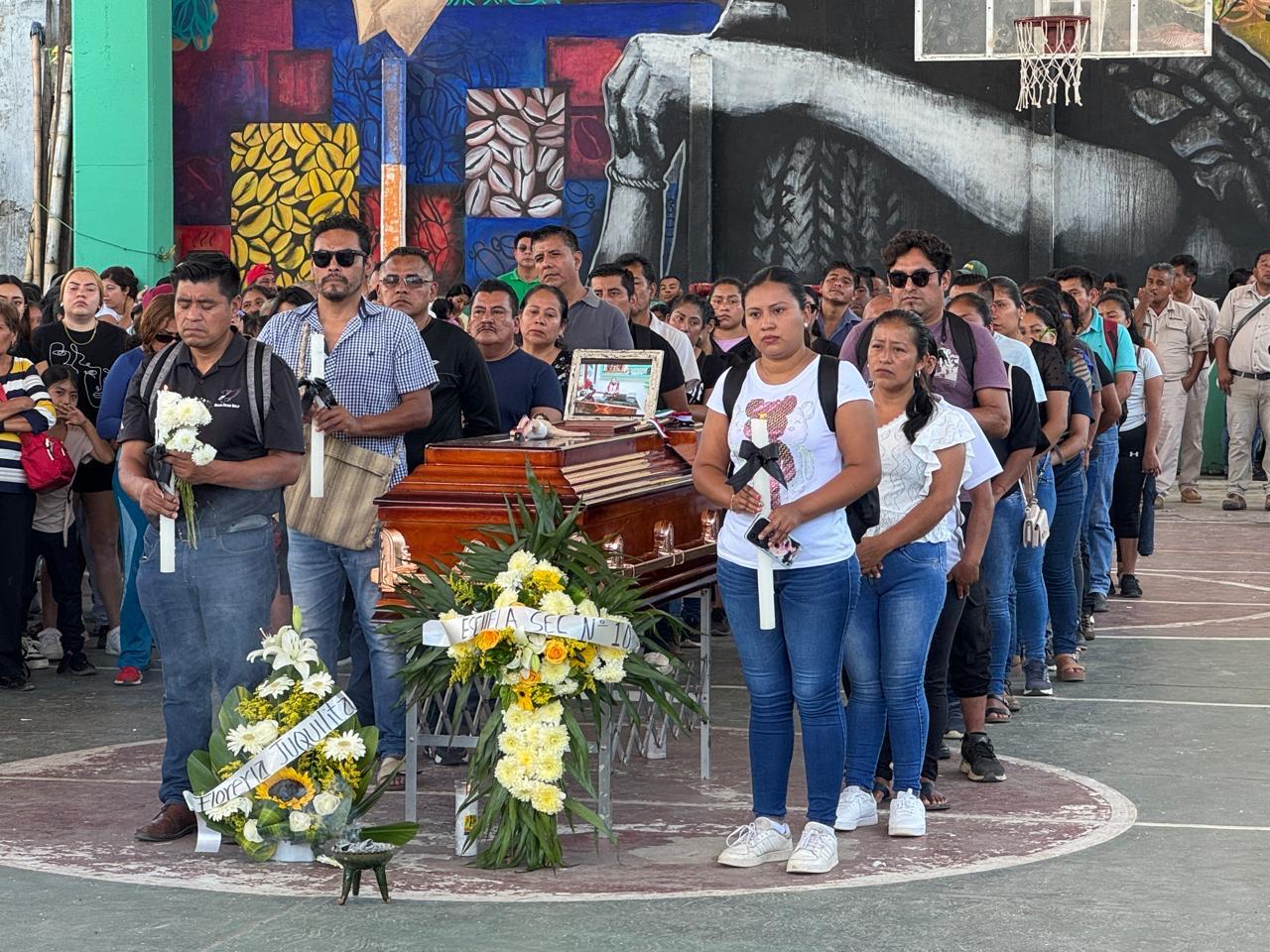 ¡Que no quede impune el crimen del presidente municipal, Román Ruiz!, la exigencia en su último adiós en Candelaria Loxicha, Oaxaca