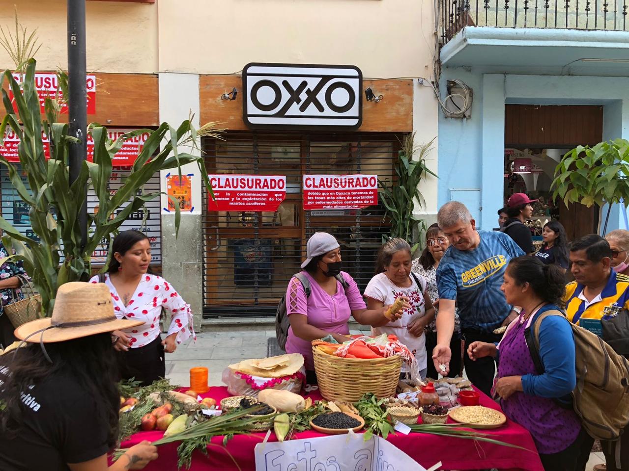 Por el derecho a una alimentación digna y sin chatarra clausuran “simbólicamente” tienda Oxxo en Oaxaca