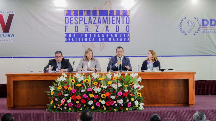 Realiza DDHPO Primer Foro de Desplazamiento Forzado por Intolerancia Religiosa en Oaxaca
