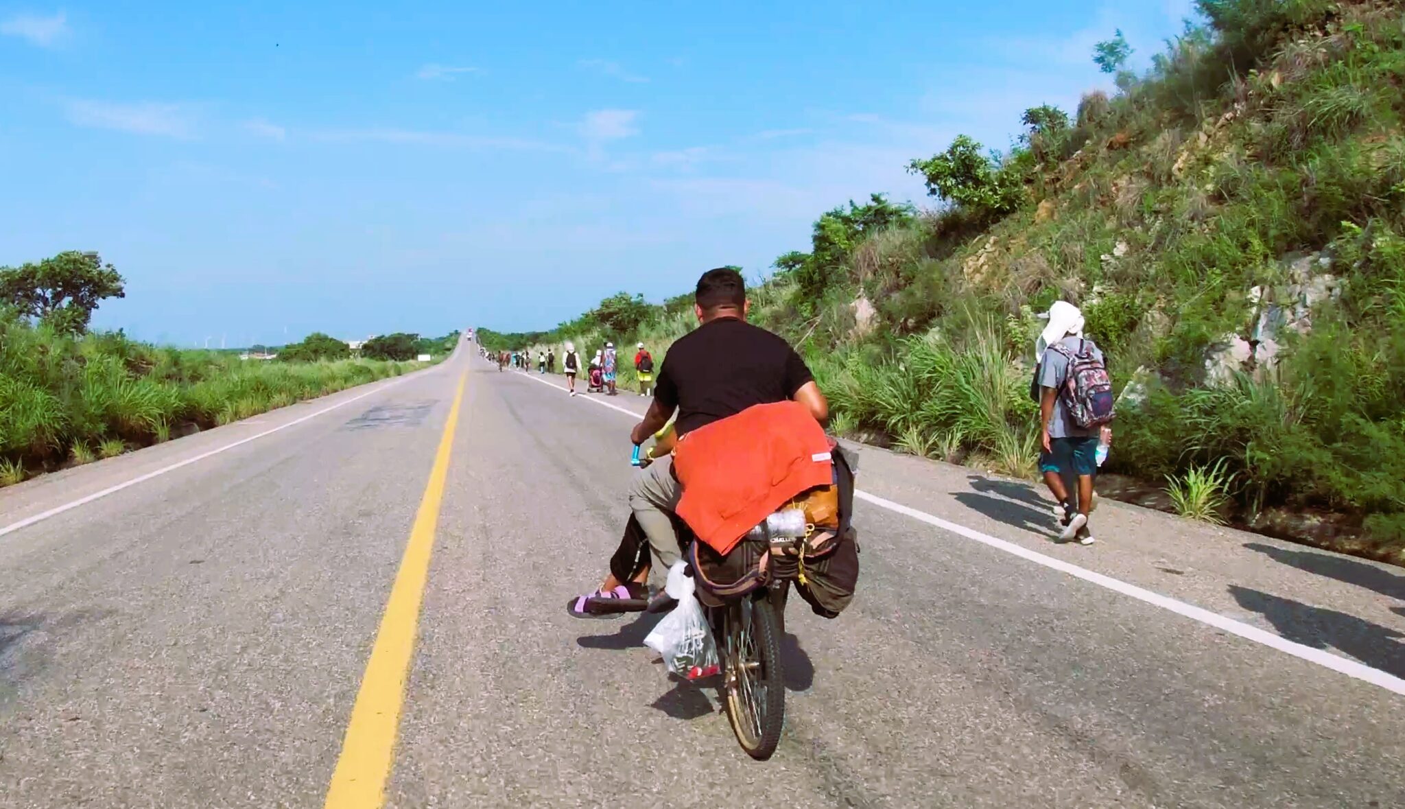 Desafiar a la frontera desde un par de pedales