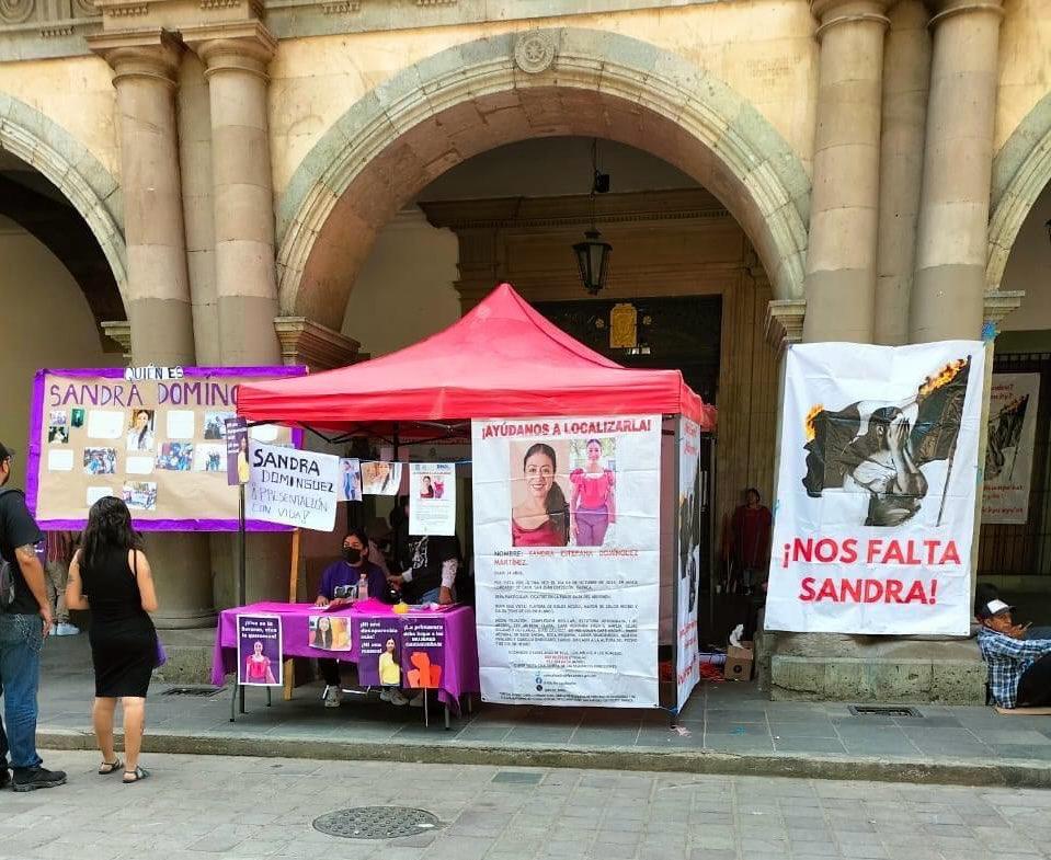 Ante inacción del gobierno de Salomón Jara, familiares de la defensora ayuuk Sandra instalan plantón frente al palacio
