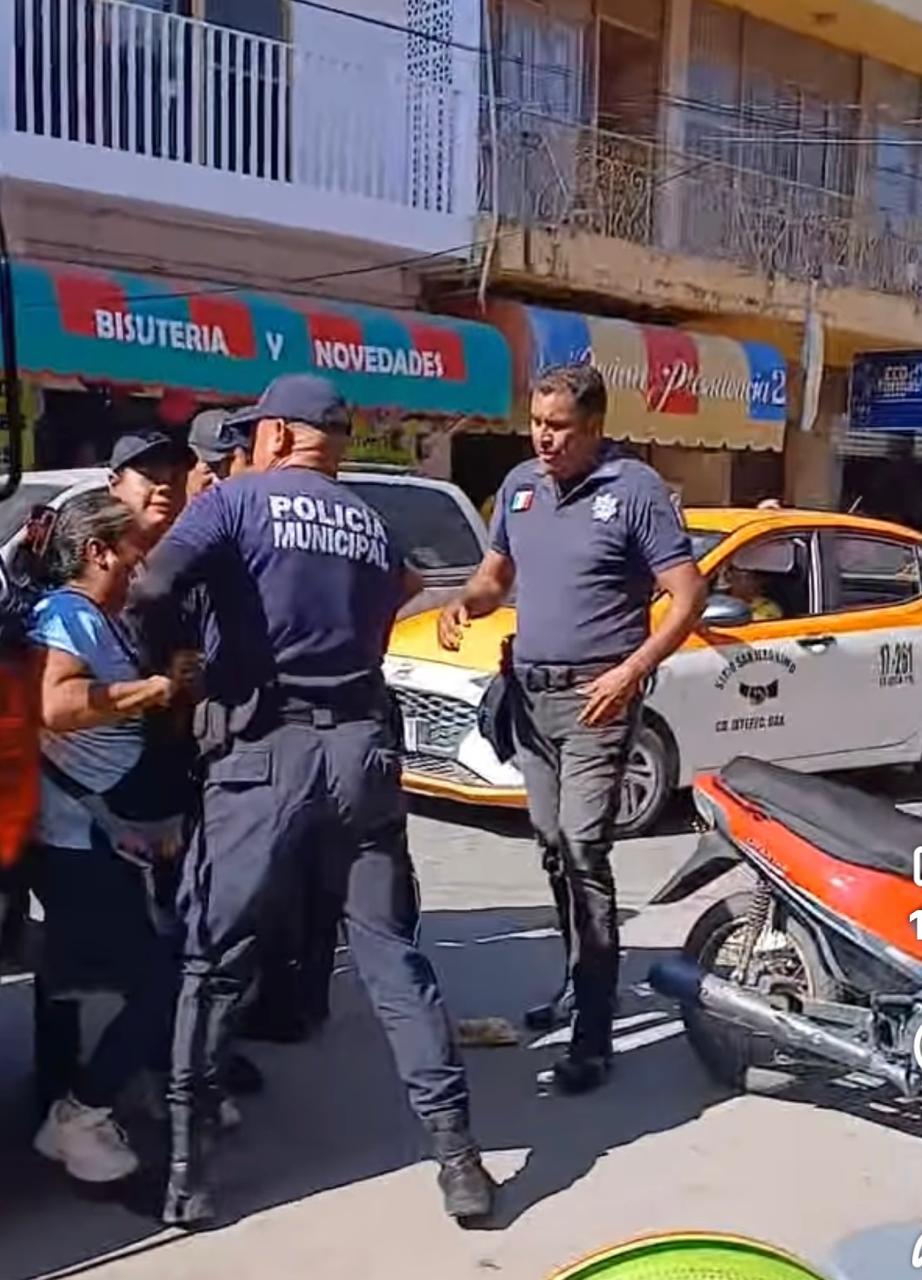 Denuncian abuso de policía municipal de Ixtepec contra vendedora y todavía pagó multa de 300 pesos