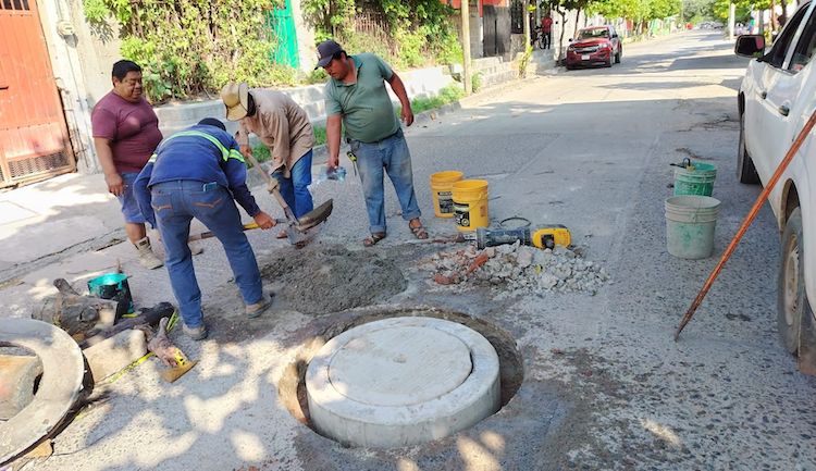 AYUNTAMIENTO JUCHITECO CONTINUA CON LA REPOSICIÓN DE TAPAS DE DRENAJE HURTADAS EN LA CIUDAD