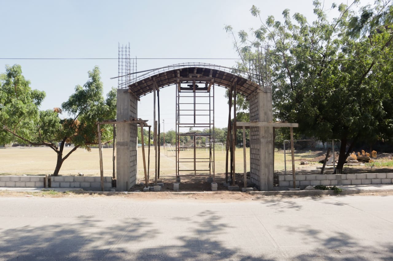 GOBIERNO DE JUCHITÁN CONSTRUYE BARDA PERIMETRAL DE CAMPO DEPORTIVO CALIDRA