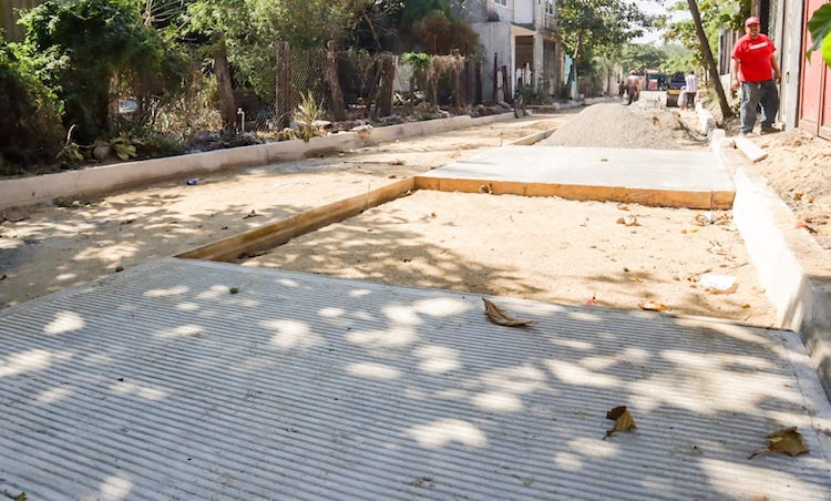 Ayuntamiento juchiteco pavimenta calle Orquídea en colonia Virgen de Guadalupe