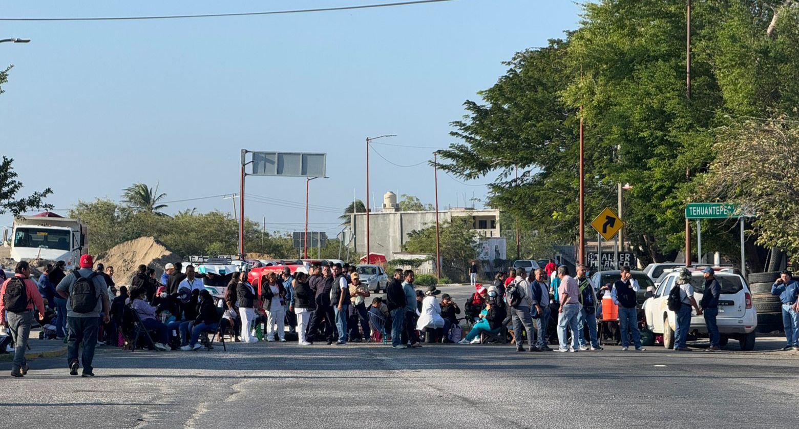 Trabajadores de salud bloquean carreteras en Oaxaca por incumplimiento de incentivos del IMSS Bienestar
