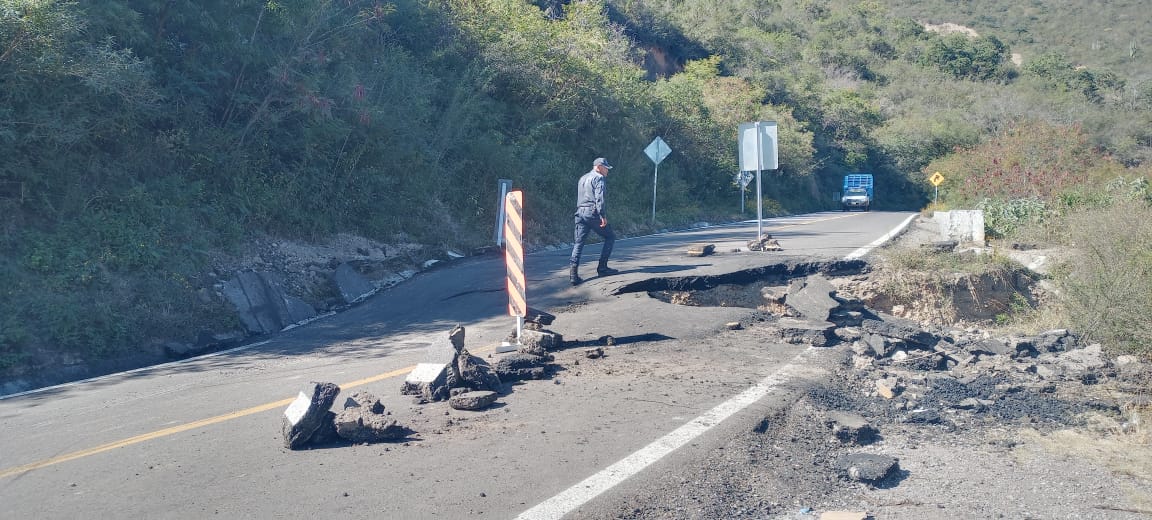 Por derrumbe y hundimiento en tramo carretero a Santa Catarina Ixtepeji, recomiendan tomar vías alternas