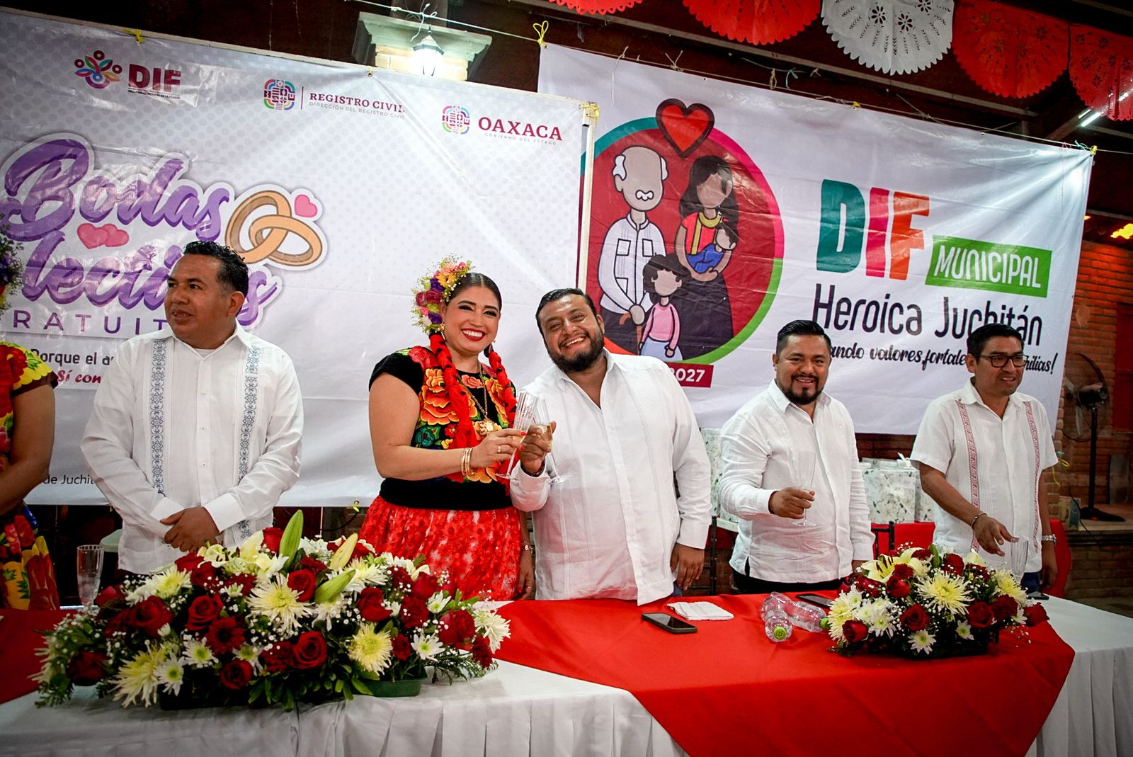 65 PAREJAS CELEBRAN EL AMOR Y LA LEGALIDAD EN LAS BODAS COLECTIVAS EN JUCHITÁN