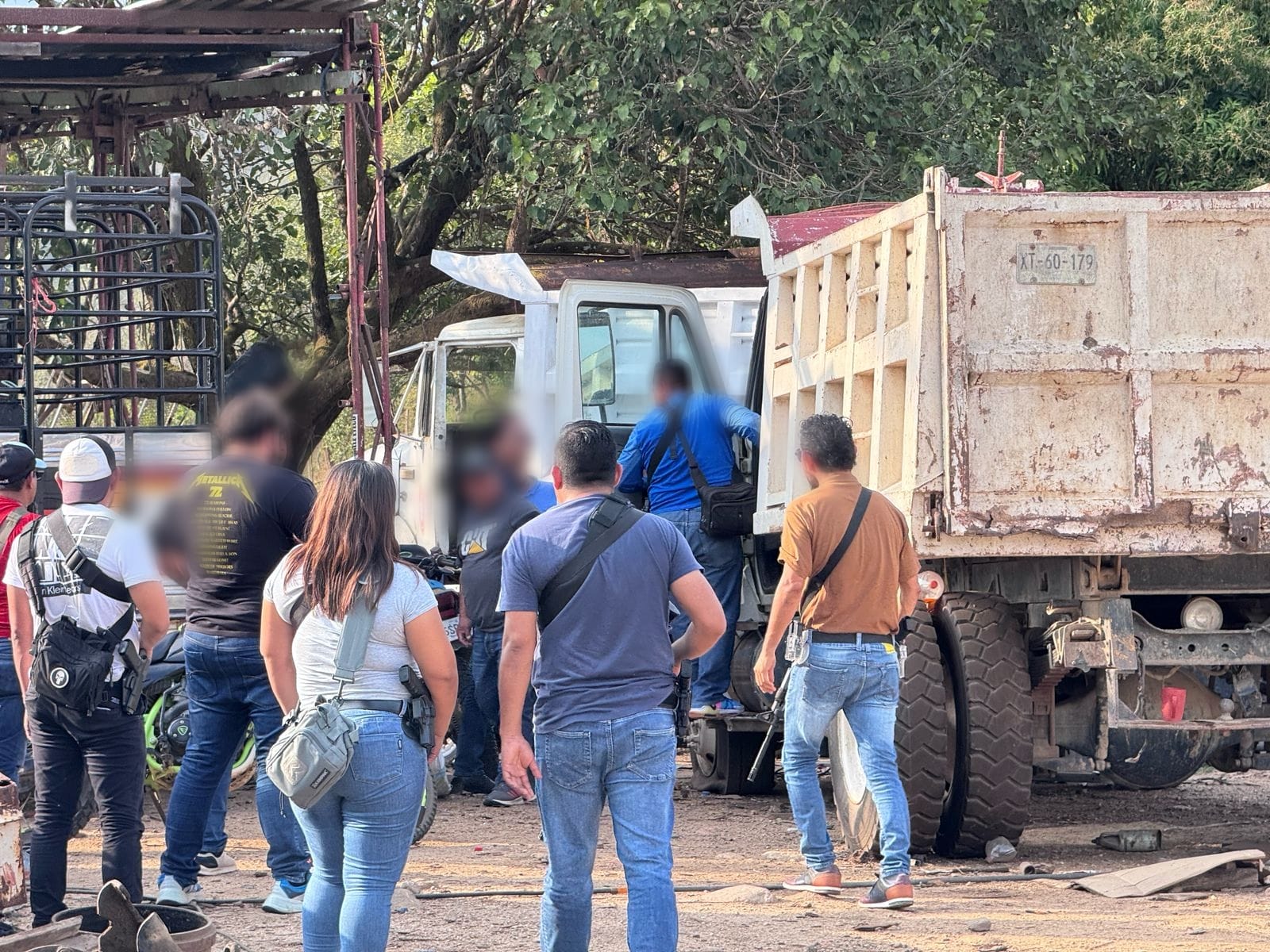 FGEO realiza cateo a un taller de soldadura en la Costa; aseguran un camión tipo volteo como parte de la investigación de un homicidio