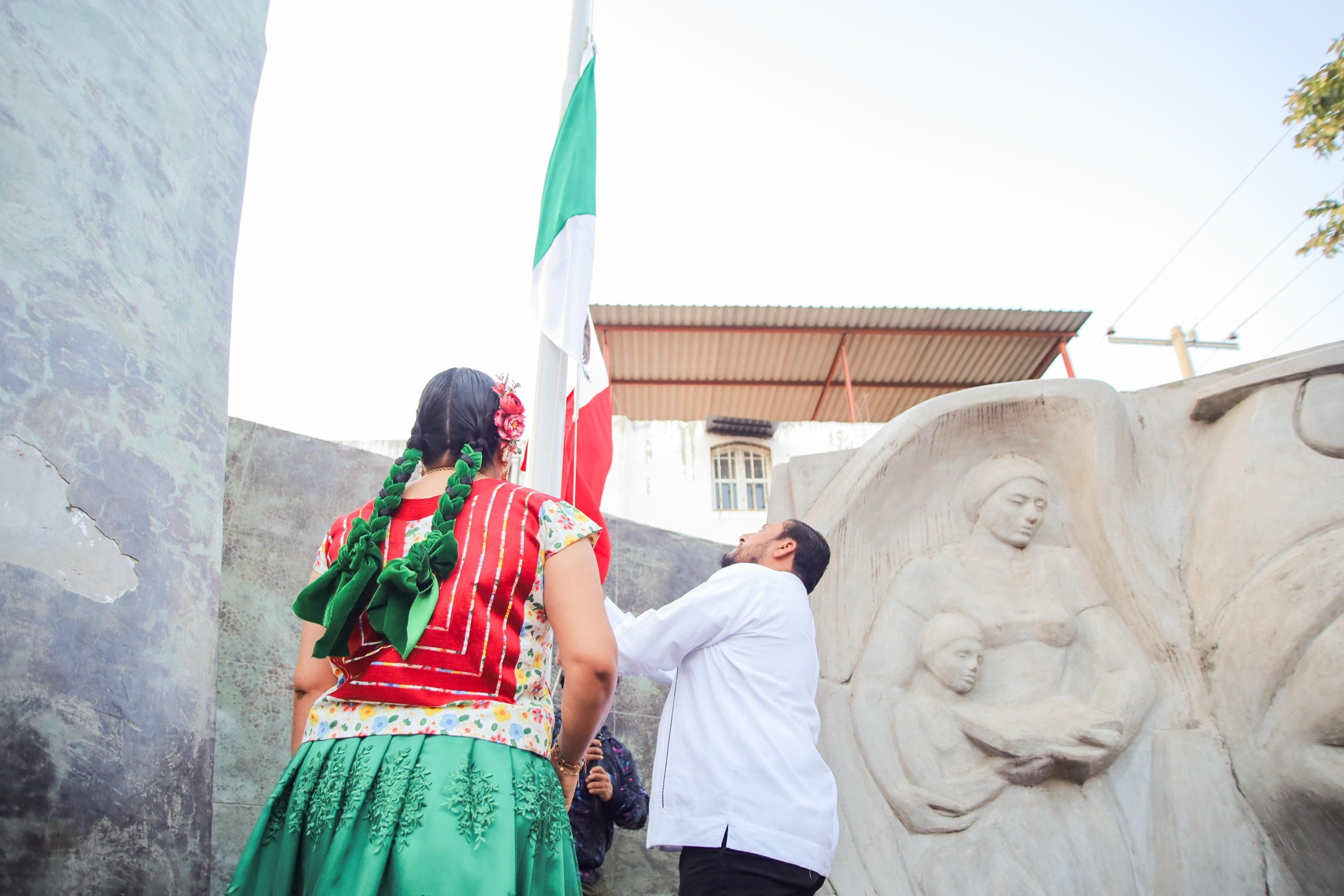 CON ACTO CIVICO Y DESFILE, GOBIERNO JUCHITECO CONMEMORA EL DÍA DE LA BANDERA