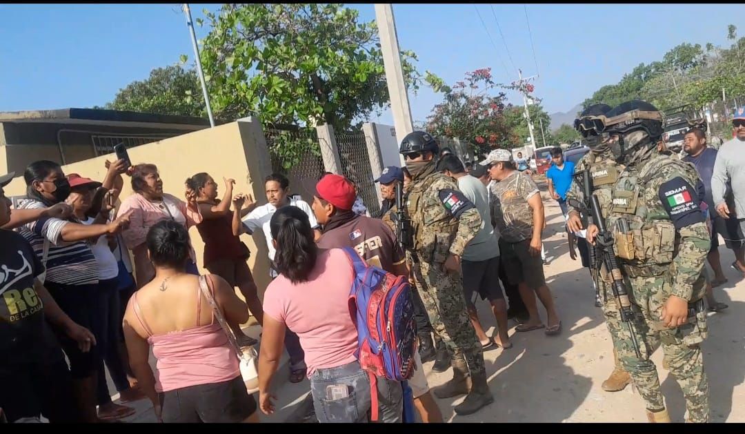 Madres de familia exigen clases y destitución de docentes y directivos en primaria de Santa Cruz Bamba, Oaxaca tras conflicto de 2 años