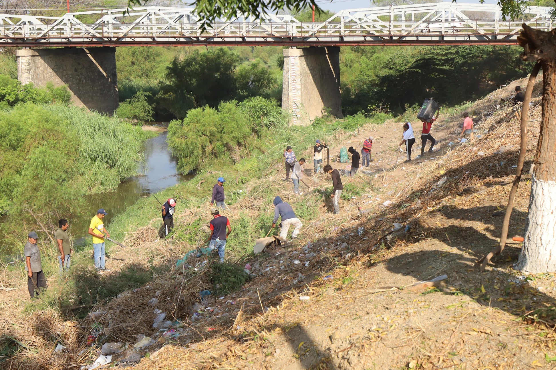 Gobierno juchiteco realiza con éxito, primera etapa del Megatequio de limpieza del río “Las Nutrias”