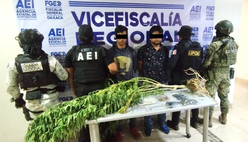 Fiscalía de Oaxaca realiza cateo en el valle de Etla y detiene a dos personas, asegura drogas, cartuchos útiles y armas de fuego