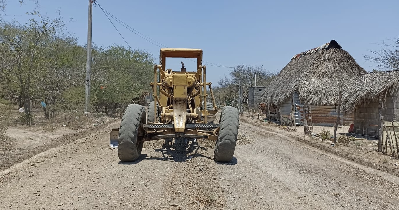 Gobierno juchiteco realiza trabajos de mejoramiento en calles y panteón de Ejido Emiliano Zapata