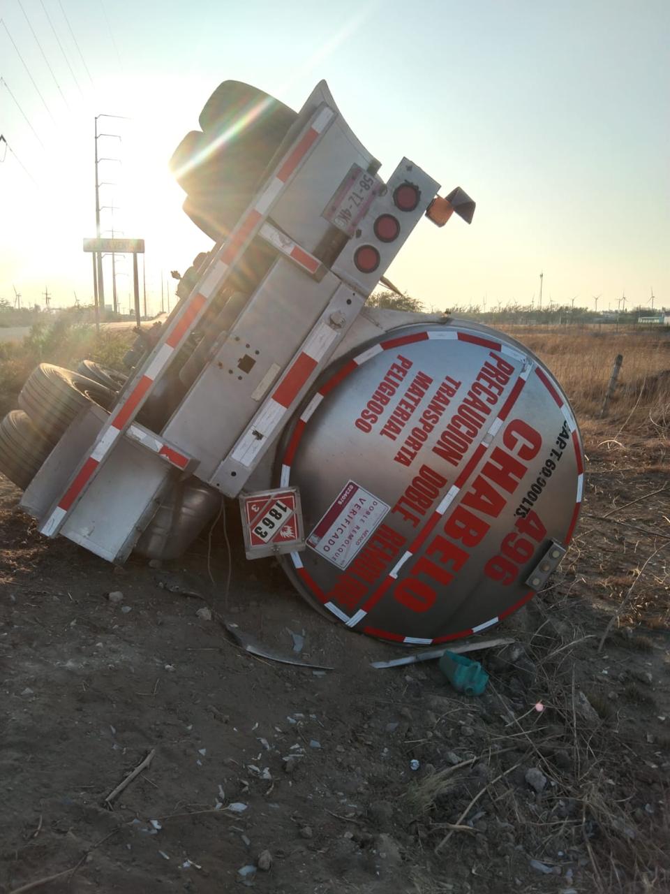 Informa Protección Civil volcadura por intenso viento en el tramo carretero La Venta – La Ventosa