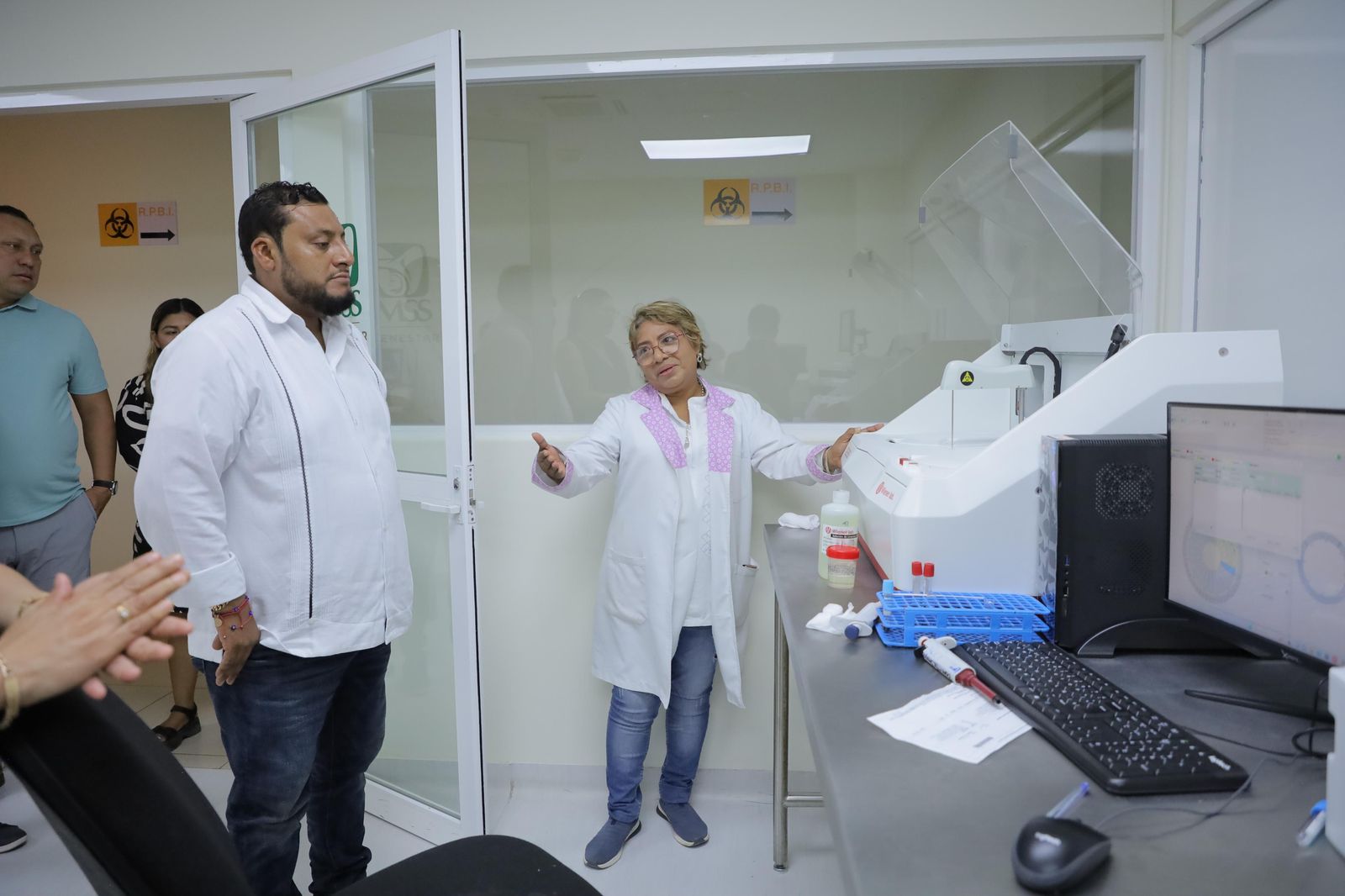 ENTREGA MIGUEL QUETU EQUIPO VITAL PARA REANUDAR SERVICIO DE LABORATORIO EN EL HOSPITAL “MACEDONIO BENÍTEZ FUENTES”