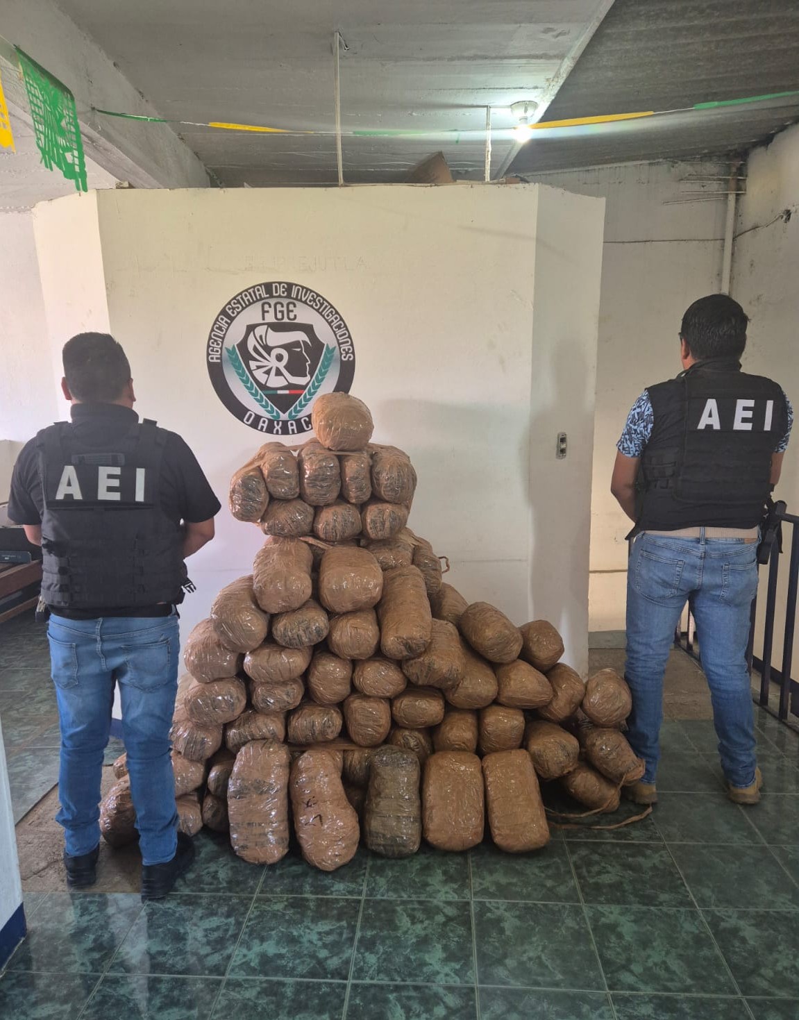 Fiscalía de Oaxaca asegura cargamento con 110 kilogramos de mariguana, derivado de trabajos de inteligencia criminal en Valles Centrales