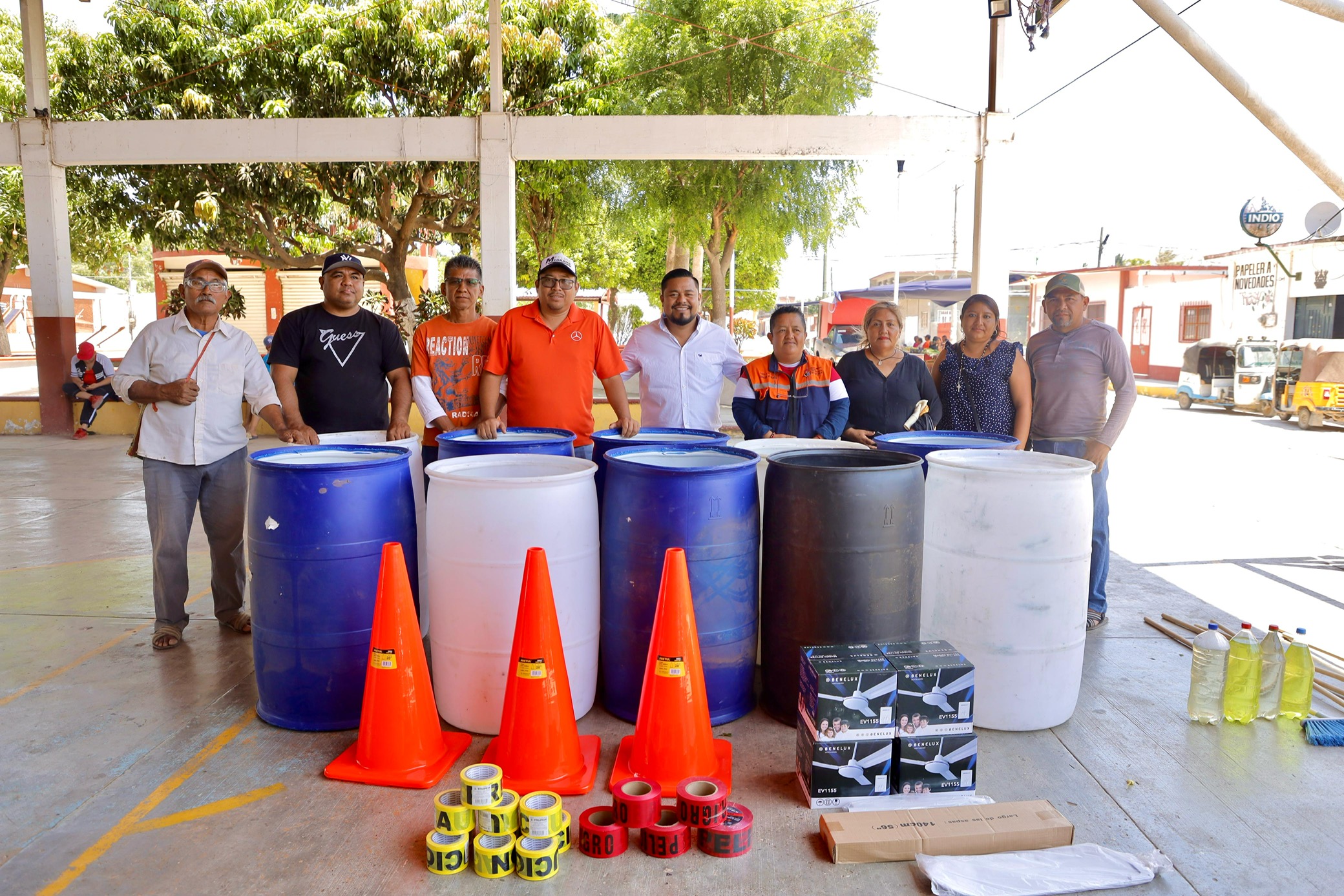 Gobierno juchiteco entrega mobiliario a la agencia municipal de Chicapa de Castro