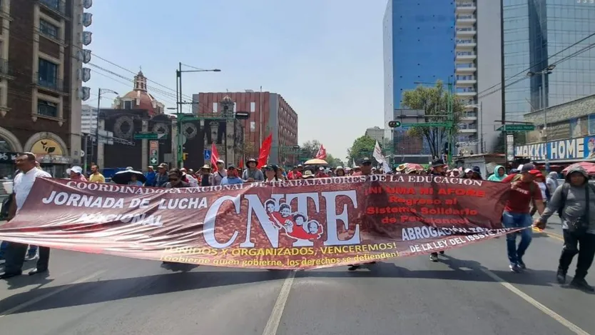 Instala Sección 22 plantón indefinido en CDMX; en Oaxaca, más de 800 estudiantes sin clases