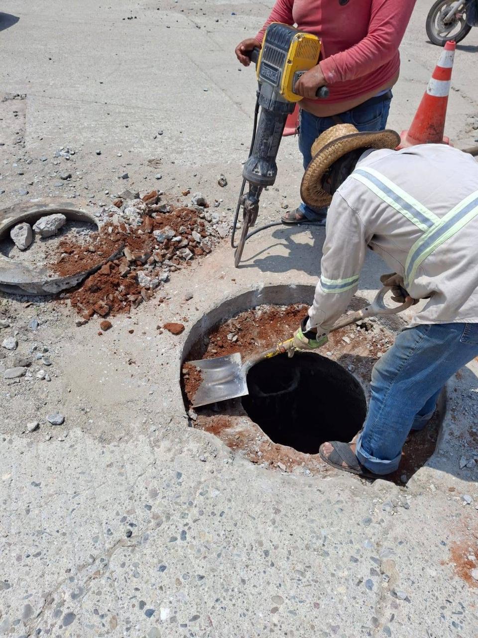 Gobierno Juchiteco repone tapas de drenaje para prevenir accidentes en esta temporada de lluvias