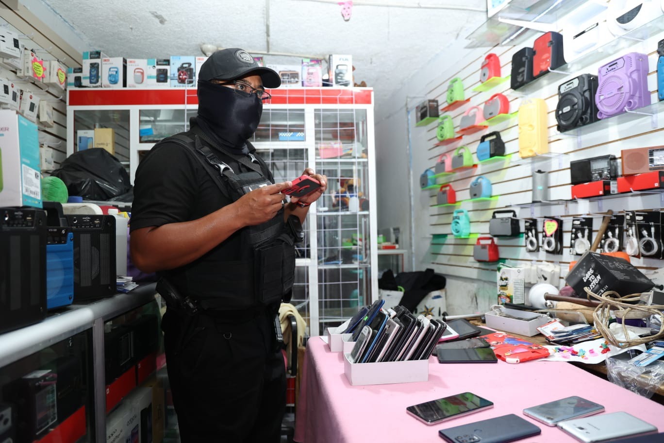 Aseguran 278 teléfonos celulares, computadoras portátiles y 133 relojes robados durante Operativo Pescador en la Central de Abasto: Fiscalía de Oaxaca