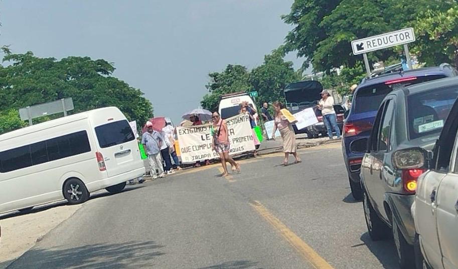 Con bloqueo exigen agua potable en Jalapa del Marqués, Oaxaca: “El agua llega una vez al mes”