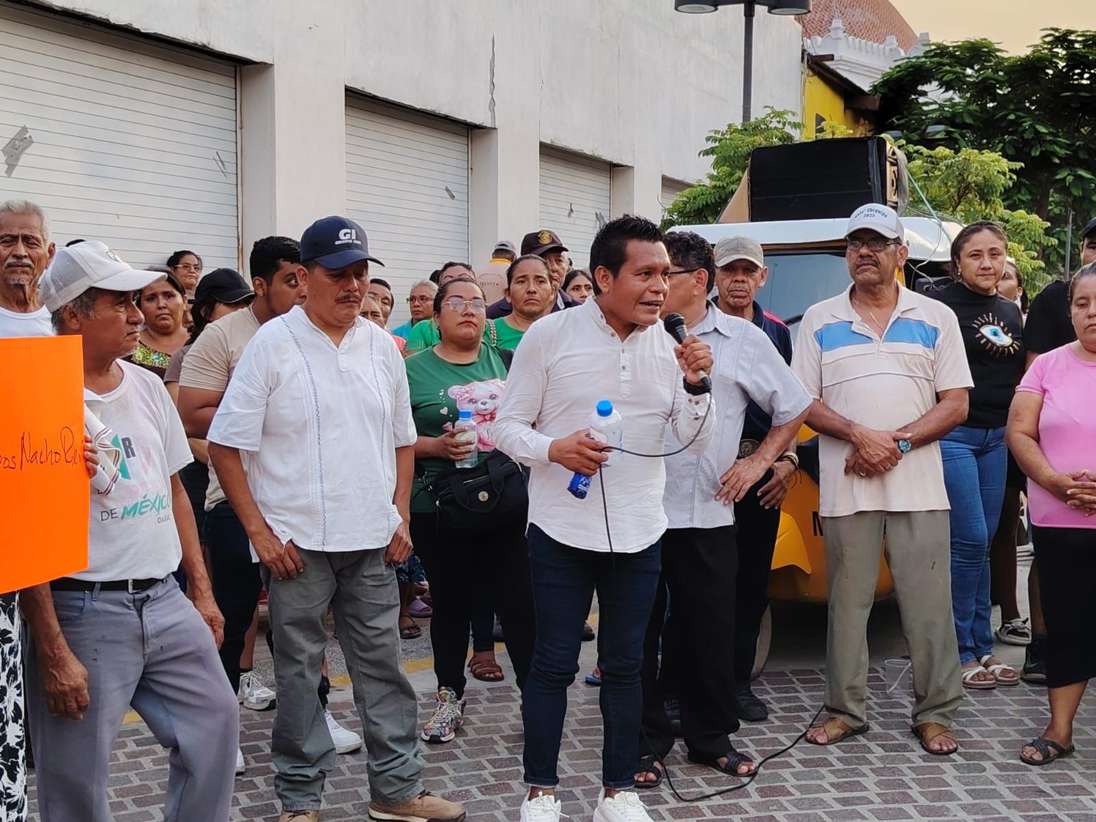 Marchan en Juchitán, Oaxaca para exigir salida de policía estatal tras detención arbitraria de maestro de baile