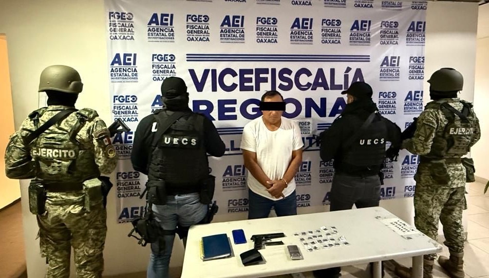 Fiscalía de Oaxaca y DEFENSA realizan cateo en la región de la Cuenca: detienen a una persona y aseguran drogas, armas, así como una libreta con datos de varias personas