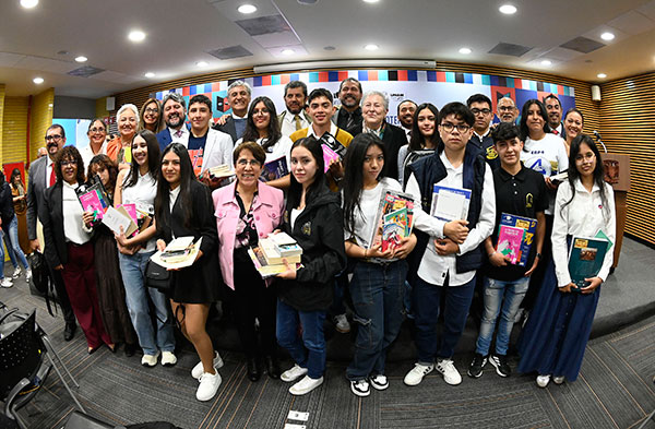 Dona la UNAM vasta colección de libros a sus estudiantes de bachillerato