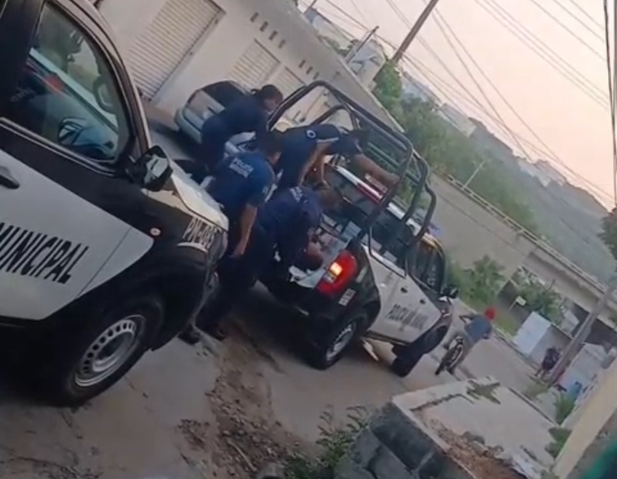 Policías de Salina Cruz golpean a mujer detenida; autoridades investigan