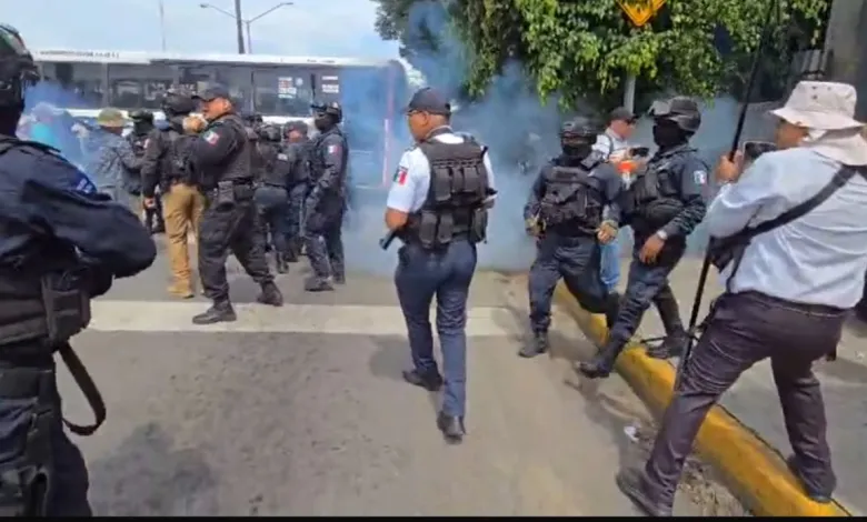 SUTTEBCEO condena represión policial de protestas para exigir aumento salarial; instalan plantón frente al Palacio de Gobierno en Oaxaca