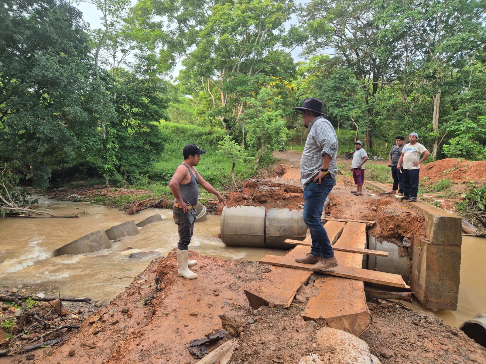 Lluvias afectan caminos a las comunidades de Guevea de Humboldt y San Juan Guichicovi en Oaxaca