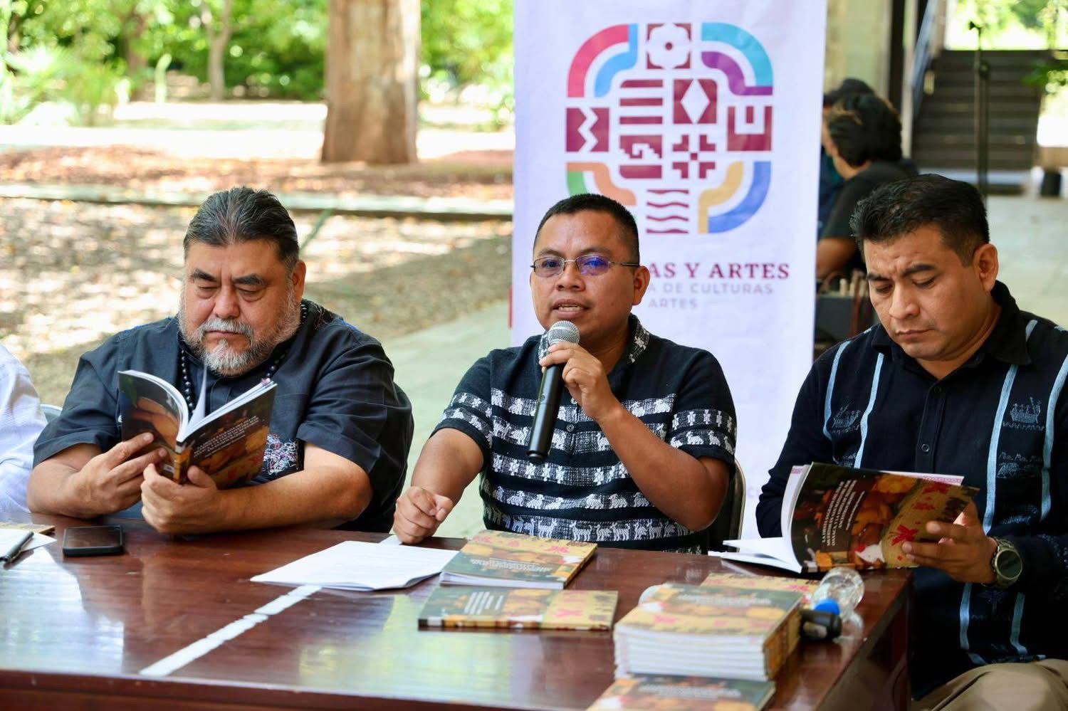 Presenta escritor ikoots, Hugo Alberto su libro dedicado a la celebración del Día de Muertos en San Mateo del Mar, Oaxaca