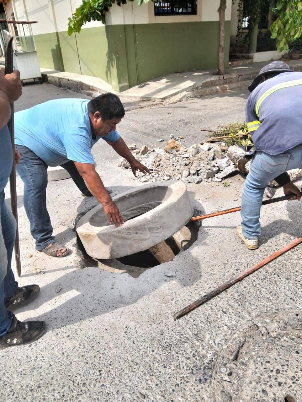 Reposición de tapas del drenaje, una acción permanente del gobierno juchiteco para prevenir accidentes