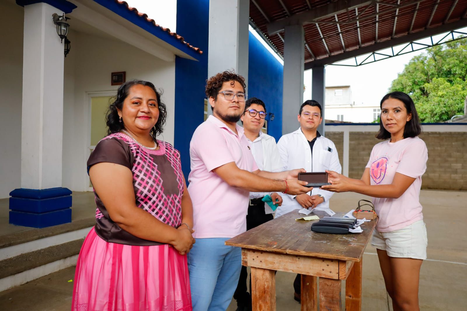 DIF MUNICIPAL DE JUCHITÁN CONCLUYE ENTREGA DE LENTES A BENEFICIARIOS DE LA BRIGADA DE SALUD VISUAL “VIENDO POR TI”